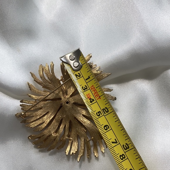 Brooch Pin floral pattern. Gold color. - Picture 3 of 3